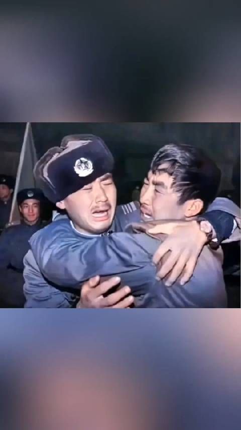 这是一对双胞胎兄弟,他们所在不同的部队…