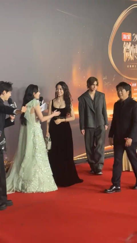 郎朗携手妻子吉娜 亮相微博之夜 红毯 !吉娜这身材太好了吧!