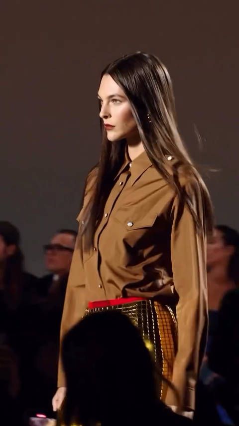 Vittoria Ceretti Versace 2025春夏大秀，从气场到台步VC 永远在线…