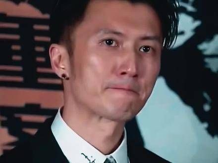 谢霆锋演唱会现场,张柏芝应粉丝要求上台演唱了《搀扶》,深情演绎令人心动