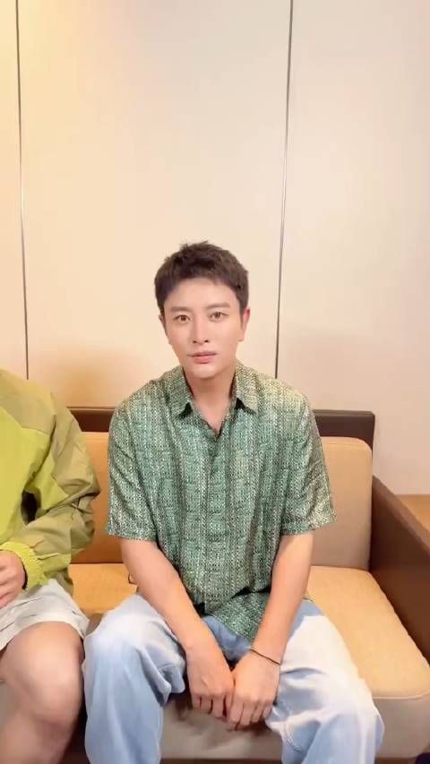 黄景瑜贾乃亮耍帅亳无默契!哈哈哈这俩好哥们太有意思了