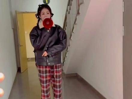 白梦妍今日上班途中,用小喇叭与鹿茸粉丝朋友们分享了许多知心话…