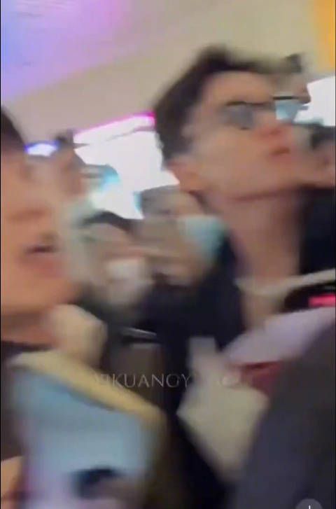 李明德是顶流了吧,接机的人好多