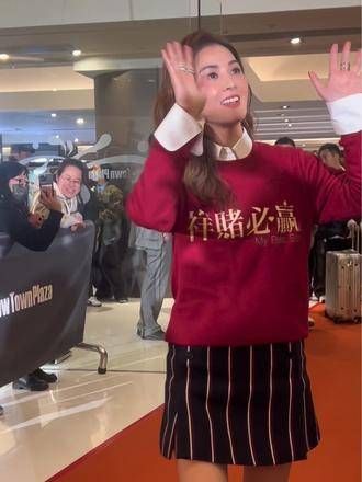 人群中闪闪发亮的阿妍,真是又美又飒