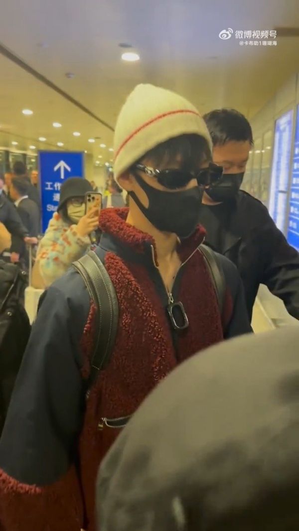 李昀锐回国机场look,穿搭特别板正,清清爽爽的小林穿搭…