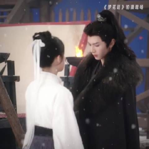 陈哲远张婧仪梦花廷小年营业,这背后抱裹大衣真的有被甜到了呀…