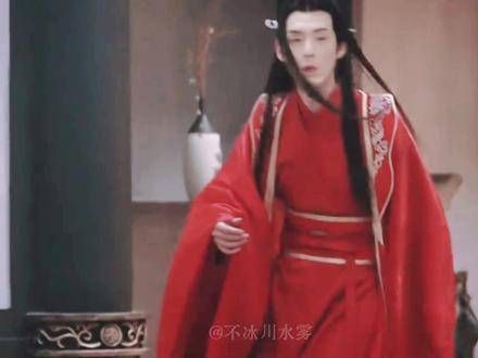 这两位的关系真是心照不宣,红衣搭配真是绝了