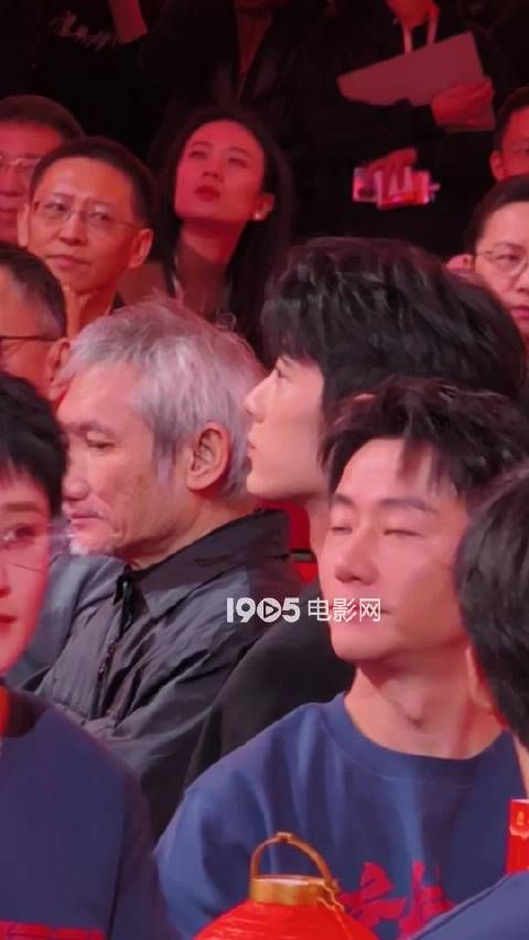 肖战亮相2025春节档片单发布会!还是那个意气风发的少年!