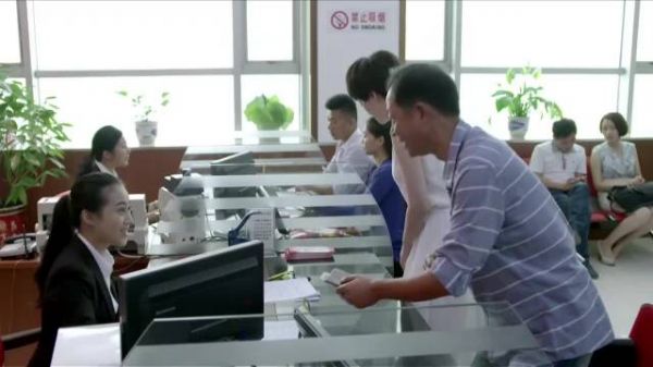 情侣来登记结婚,工作人员一看两人年龄,表情太逗了