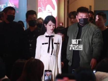 出席南京品牌活动,直发白色百褶裙美艳动人 Prada美妆品牌代言人
