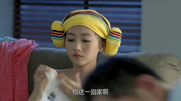 闺女不同意老爸娶后妈,怎料一辆车就把她收买,服了