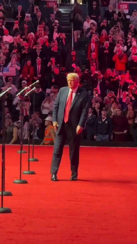 川普在自己就职仪式上,跳起了自己的成名舞蹈
