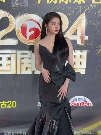 关晓彤和张一山在众人的见证下,终于举行了世纪浪漫婚礼,两人终成眷属