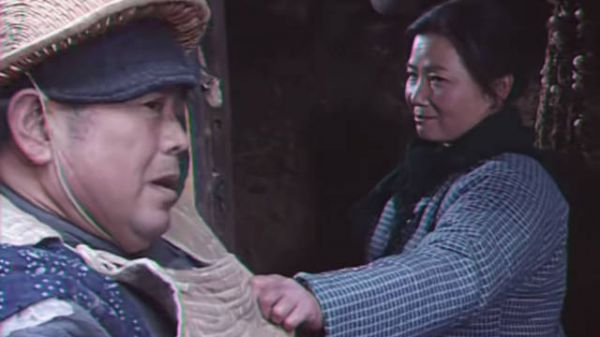 难忘岁月---红旗渠的故事，老光棍看上小寡妇，辛苦跪舔半个月后才发现…