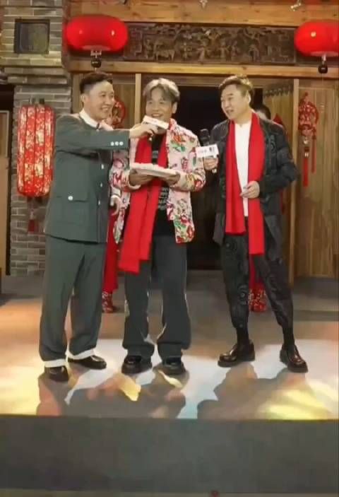 宋小宝穿着大花棉袄,手捧自家包的饺子…