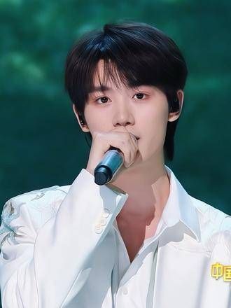 “今夕何夕,得见良人是你,陡然簇拥春意”小丁的cut真是 舞台 视觉盛宴