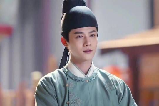 神秘身份,武功高强,爱护女主!