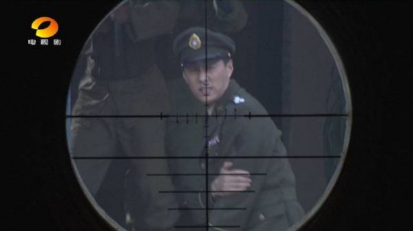 男人的这波操作绝了,与时间赛跑枪口下救人!