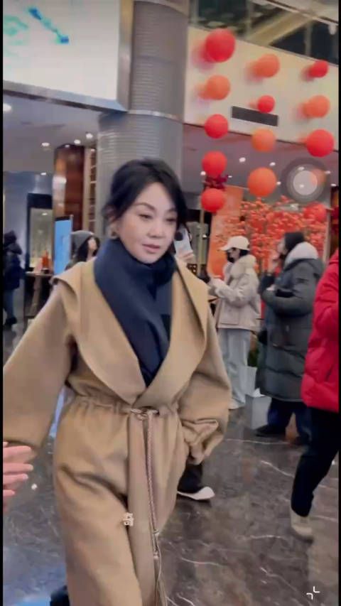 刷到闫妮春晚后台路透,她对着镜头比鬼脸,活泼俏皮,哪里像个大明星…