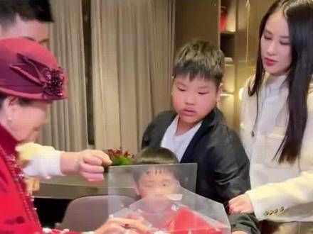 一家为老人庆生，严肃地推开儿子，安迪抱着奶奶哭泣，场面令人动容