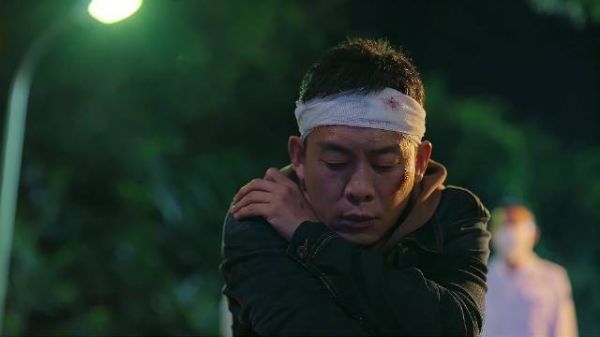 安欣被袭击枪丢了,头顶纱布惨兮兮不肯走,师父反应太宠了