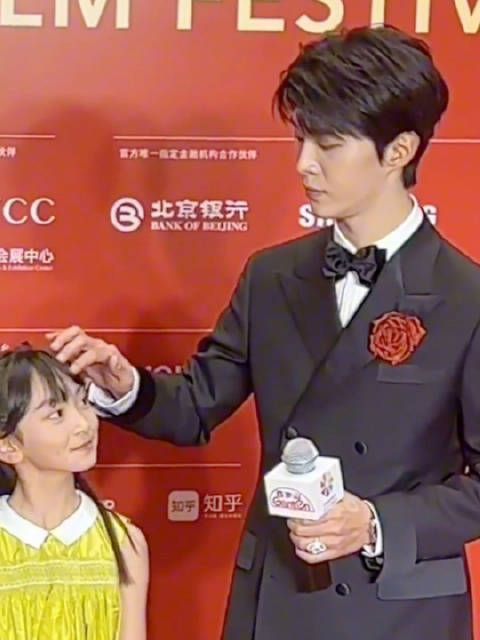 第一次跟妈妈走红毯,女儿听到周围此起彼伏的赞美声…