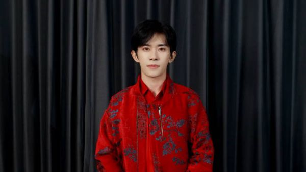 易烊千玺拜年视频️ 红色印花外套好帅,新春快乐