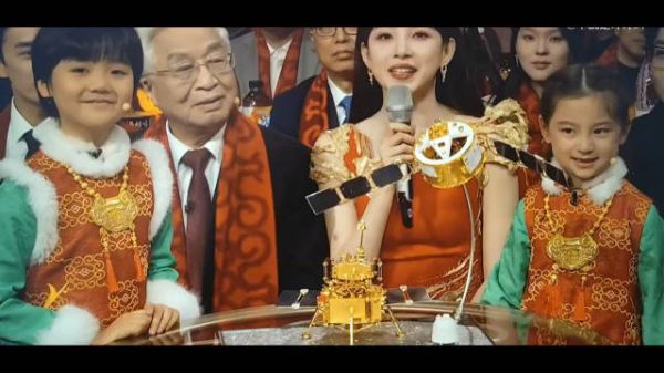 哇哈哈!黄亦玫你女儿上春晚了 小太初好可爱