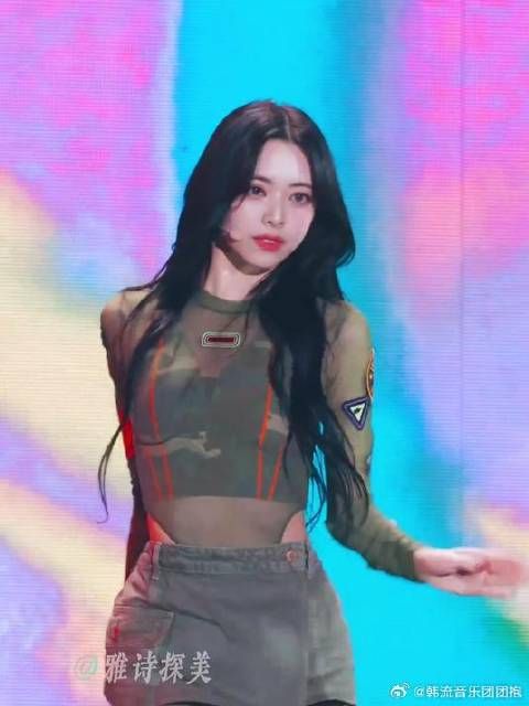 申有娜舞台直拍来袭!韩国女团热舞魅力全开,完美身材谁顶得住?