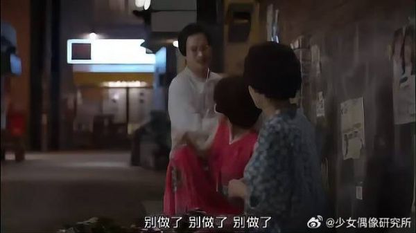 狗焕爸爸太搞笑,跪在地上对老婆做这动作,老婆一脸嫌弃