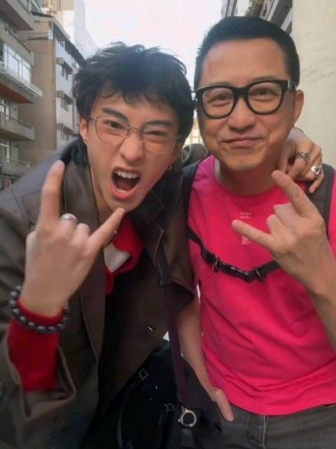 庾澄庆和儿子合体拜年,恩利叮嘱老爹不要臭脸,哈林嘴上吐槽儿子啰嗦…