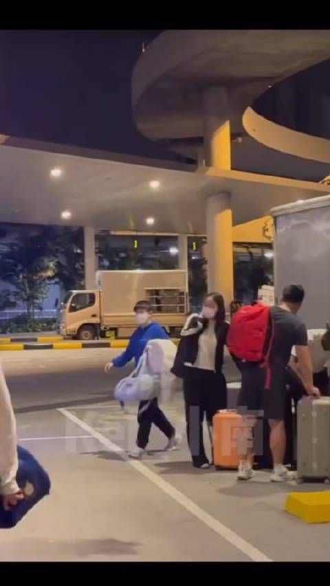 知道为什么下车是和肖爹一起了,因为小莎误打误撞上错车了…