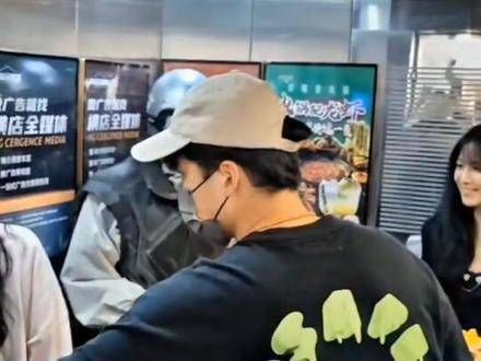 其实今天进妆的过程特别有趣,在直播间看到卢昱晓 正在准备…