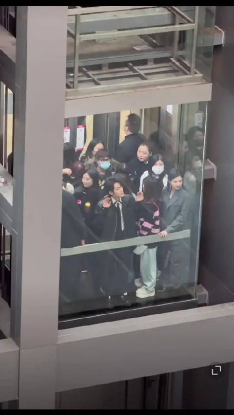 大哥实火,现在真的到哪里都炭火相随