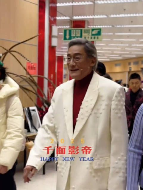 梁家辉央视春晚后台视频,千面影帝来了!