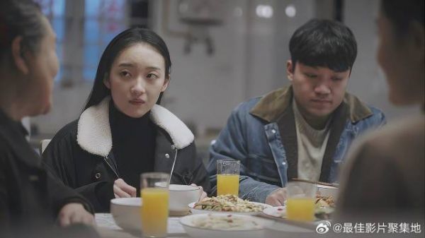 奶奶平常抠搜,却拿存折给爸妈,一番话孙女感动