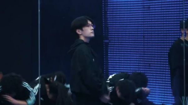 易烊千玺春晚舞蹈solo彩排练习室 绝对领域 顺毛 all black look 好帅!