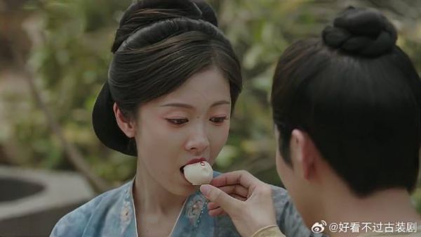 胜意回家被训斥,下秒弟弟喂她吃桂花糕,才让她笑起来