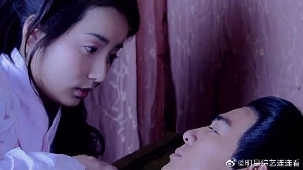 两人重归于好,美女怒急现出原形,奶奶责怪没有规矩