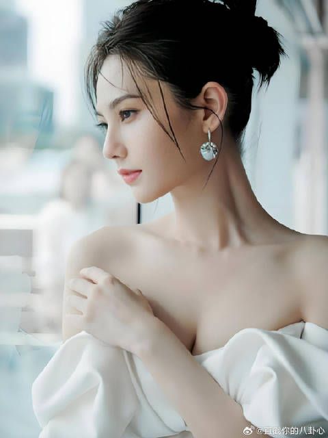 笑容甜美灿烂的姜佩瑶,身材袅袅迷人,让人羡慕