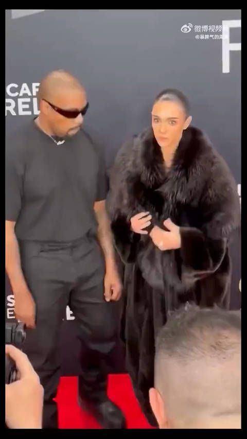 2月3日,“侃爷”Kanye West携妻子比安卡亮相2025格莱美红毯,侃爷一身黑…