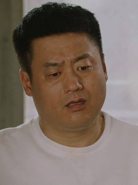 宋晓峰醉酒后左拥右抱,为了求得老婆的原谅,竟然当众下跪 宋晓峰
