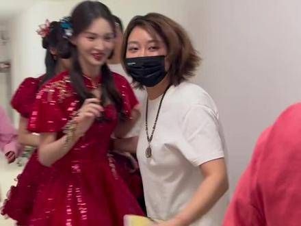 春晚后台,金晨正在紧张而兴奋地准备着