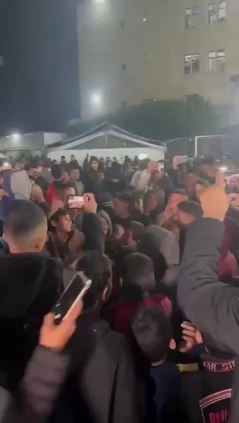 加沙的儿童得知停火消息后兴奋的喊着，他们都是哈马斯，呵呵…