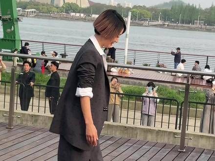 马伊琍出席活动,新发型让她每一步都显得格外瞩目
