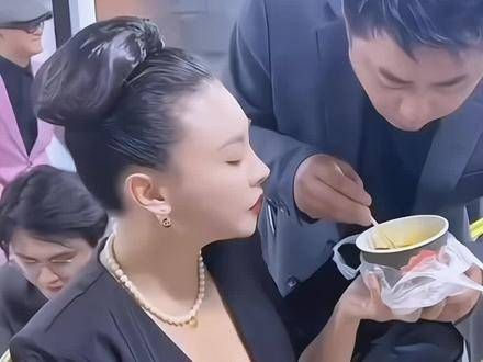 35岁的高叶出席活动,身材真是好到让人惊叹…