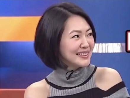有网友提问:大S离婚后,是否还有看到小S深夜醉酒开直播或录视频的新闻?