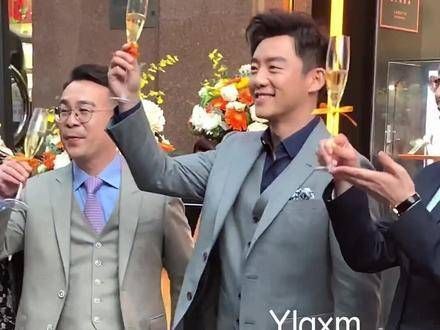 郑恺官宣郑恺 苗苗 产女喜讯,举杯同庆
