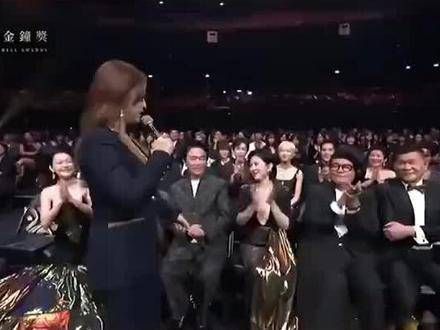 吴宗宪的大女儿代班小S,主持风格大方得体,果然遗传了父亲的才华