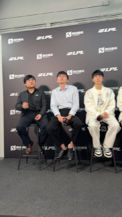 Q:第一局选出了一套双c发育周期较长的阵容是怎么去考虑的呢?